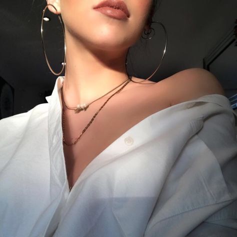 ☼☽ ᴘɪɴᴛᴇʀᴇsᴛ @stellaschiavon1 Hoop Earrings Aesthetic Outfit, Big Hoops Outfit, Big Hoops Aesthetic, Big Hoop Earrings Aesthetic, Big Hoop Earrings Outfit, Hoops Earrings Outfit, Jewellery Shots, Hoops Aesthetic, Big Hoops Earrings