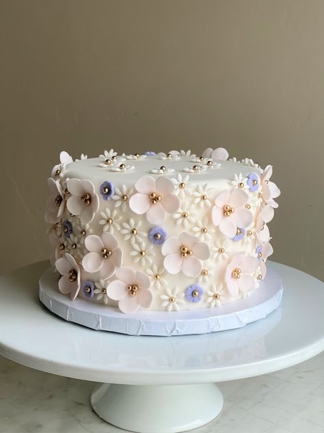 Fondant Cakes Flowers, Floral Cake 1st Birthday, Fondant Floral Cake, Pastel Flowers Cake, Wedding Cake With Fondant Flowers, Aesthetic Fondant Cakes, Fondant Flowers On Cake, Flower Cake Fondant, Fondant Flower Cake Designs