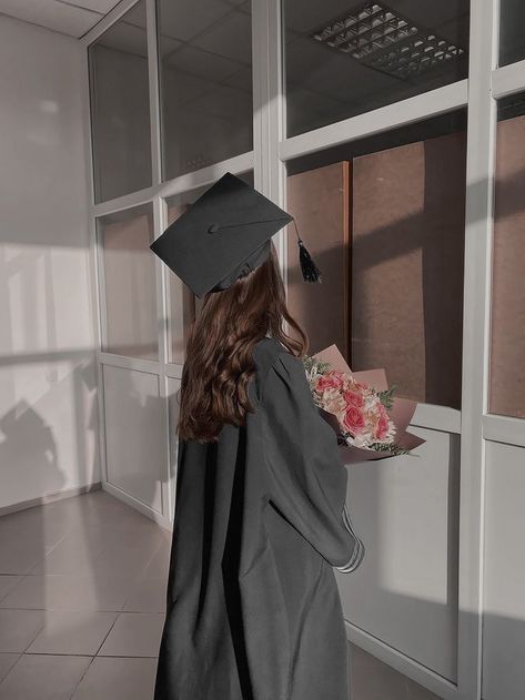 graduation aesthetic Graduation Cap Aesthetic Wallpaper, Graduation Hat Aesthetic, Convocation Photoshoot Ideas, Graduation Instagram Post, Graduation Aesthetic, Grad Picture Ideas, Graduation Pic Ideas, College Graduation Photoshoot, College Graduation Pictures Poses