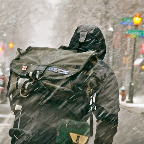 Bike Messenger Getting It Done. Bicycle Messenger, Bike Backpack, Urban Bike Style, Bike Messenger Bags, Bike Courier, Urban Bicycle, Bike Messenger, Biking Backpack, Urban Cycling