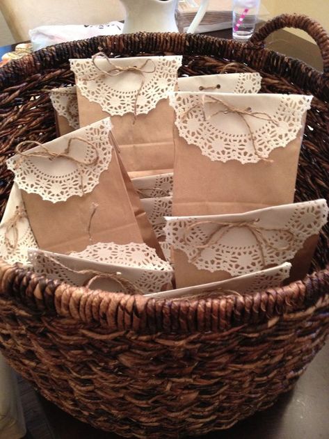 Paper Doily Crafts, Brown Paper Wrapping, Brown Paper Bags, Paper Bag Crafts, Doilies Crafts, Decorated Gift Bags, Gift Bags Diy, Handmade Packaging, Brown Paper Packages