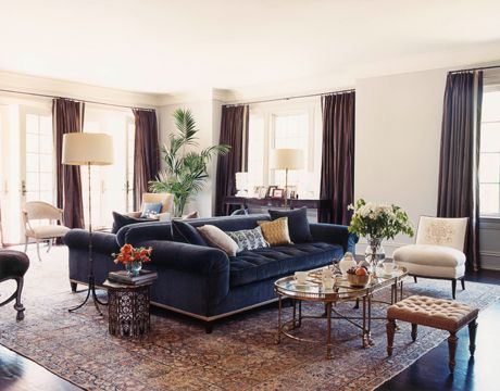 A very good idea when you have a large living room space. Break it up into smaller seating and conversational vignettes. These back to back sofas are really cool and most people would not think to do that. By Alessandra Branca in House Beautiful Couches Back To Back, Back To Back Sofas, Den Furniture Layout, Living Room Furniture Layout, Sala Grande, Eclectic Furniture, Furniture Layout, Livingroom Layout, A Living Room