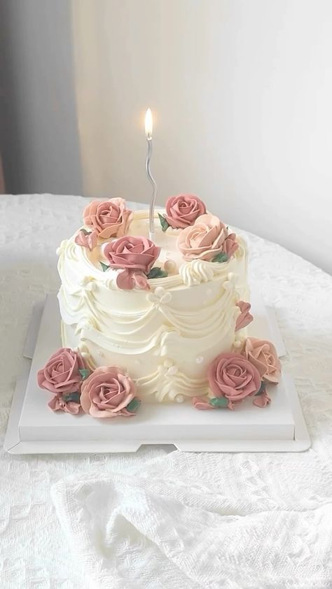 Instagram Rose Cakes Birthday, Aesthetic Flower Cake, Cute Cakes Aesthetic, Flower Cakes Birthday, Asthetic Cakes, Bolos Aesthetic, Aesthetic Cake Ideas, Dainty Cake, Bread Wedding