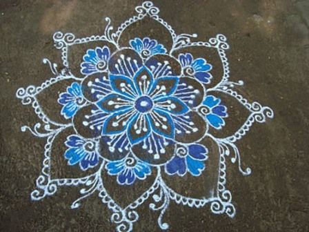 30 Best Simple and Easy Rangoli Designs With Pictures | Styles At Life Tato Mandala, Fun Chalk Art, Chalk Ideas, Rangoli Simple, Chalk Design, Sidewalk Chalk Art, Sidewalk Art, Rangoli Patterns, Chalk Pastel