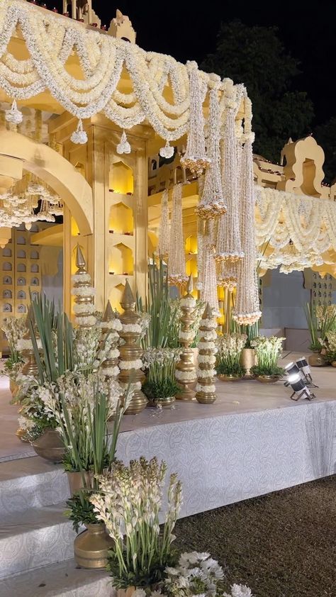 AROOSI on Instagram: “Malvika + Anuj | The Wedding A haven of fragrant fresh white blooms, brought together in a beautiful alchemy to make this celebration a…” All White Indian Wedding Decor, Indian Ceremony Decor, Off White Wedding Decor, White Decor Indian Wedding, White Mandap Decor Indian, Telugu Wedding Decor, Selfie Wall Wedding, White Indian Wedding Decor, Mughal Wedding Decor