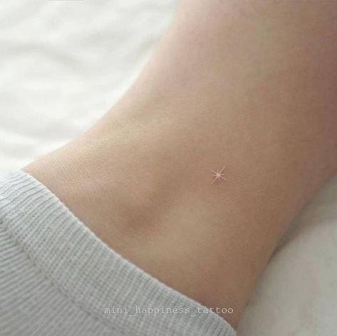 Small White Tattoos, North Star Tattoos, Small Star Tattoos, White Tattoos, Handpoke Tattoo, Small Pretty Tattoos, Petite Tattoos, Tattoos Geometric, Star Tattoo