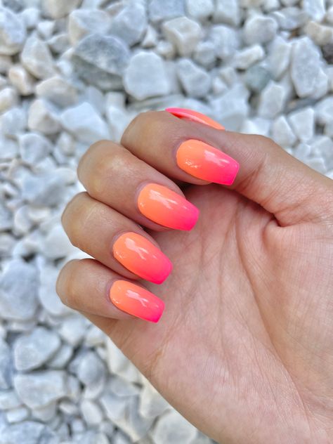 Pink Orange Ombre Nails Summer, Neon Pink And Orange Ombre Nails, Beach Nail Designs Orange, Beach Ombre Nails Summer, Coral And Pink Ombre Nails, Pink And Orange Beach Nails, Orange And Pink Ombré Nails, Coral Pink Ombre Nails, Nails Sunset Ombre