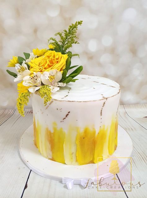 Yellow And Gold Cake, Yellow Cake Design Simple, Yellow Cake Designs Birthday, Lemon Cake Ideas, Yellow And White Cake, Yellow Cakes Decoration, Sunshine Birthday Cakes, Passion Cake, Yellow Birthday Cake