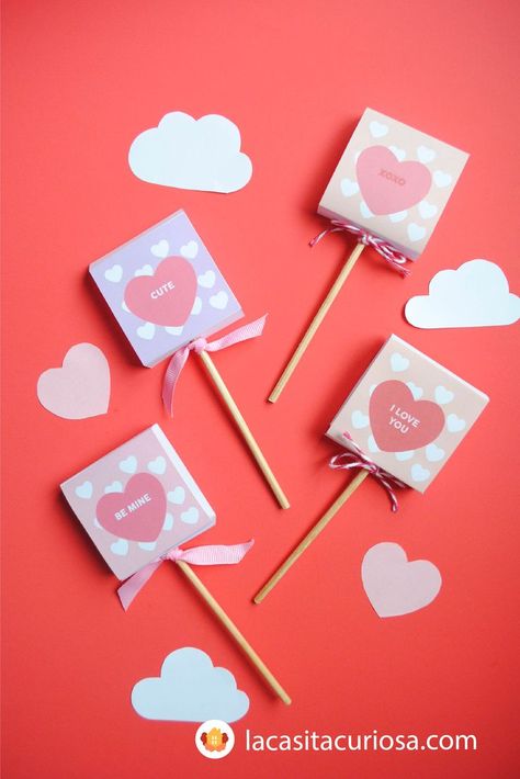 Decora tus paletas de San Valentín para darles un toque extra especial. Ve el paso a paso aquí. San Valentín Ideas, Ideas Para San Valentin, Chocolate San Valentin, Appreciation Gifts Diy, Teacher Appreciation Gifts Diy, Diy Valentines Cards, Diy Valentines Decorations, Easy Diy Gifts, St Valentin