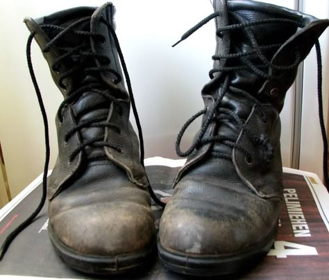 BOOTS Used Boots, Vintage Jeans Mens, Dark Grunge Aesthetic, Barbour Style, Skinhead Fashion, Old Boots, Mens Fashion Rugged, Hunting Boots, Mens Outfit Inspiration