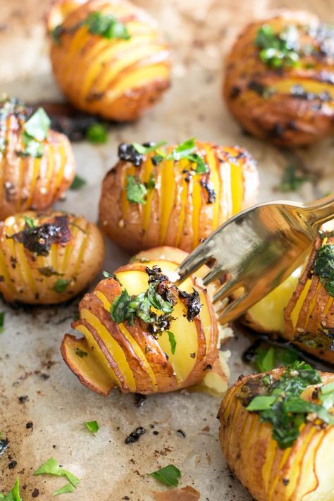 Vegan Lemon Garlic Herb Roasted Potatoes – Crazy Vegan Kitchen Garlic Herb Roasted Potatoes, Vegan Wedding Food, Vegan Catering, Herb Roasted Potatoes, Roasted Potato Recipes, Vegan Wedding, Vegan Roast, Vegan Sides, Vegan Kitchen