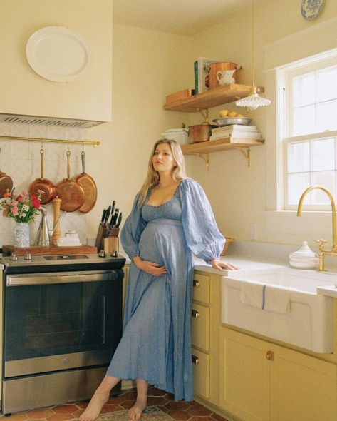 Vintage Maternity Clothes Dresses, Scandinavian Maternity Style, 80s Maternity Photos, 70s Pregnancy Outfits, Eclectic Maternity Style, 70s Maternity Fashion, Cottagecore Pregnancy Outfits, Soft Mom Aesthetic, Royal Pregnancy Aesthetic