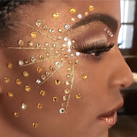 Gold Eye Makeup With Rhinestones, Gvf Concert Makeup, Gold Rhinestone Makeup, Purple Festival Makeup, Rave Makeup Ideas, Color Guard Makeup, Makeup Coachella, Glitter Carnaval, Carnaval Make-up