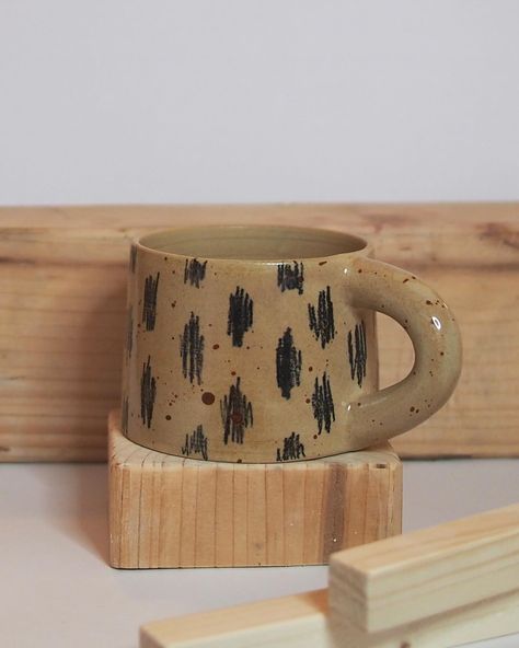 Brown and black #cup #pottery #ceramics #tasse #handbuiltceramics #handbuiltpottery #handbuilt #töpfern #pattern Patterns Ceramics, Cup Pottery, Pottery Patterns, Handmade Clay Jewelry, Hand Built Pottery, Pottery Crafts, Art Impressions, Pottery Classes, Pottery Cups