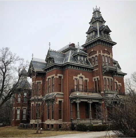 Old Victorian Mansions, Victorian Gothic House, Goth Architecture, Tudor Architecture, Victorian House Plans, Mansion Exterior, Old Abandoned Buildings, Vintage Homes, Luxury Houses Mansions