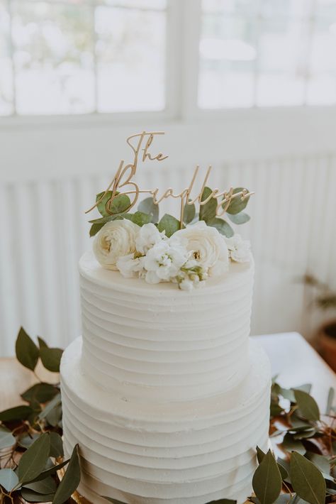 White Wedding Cakes, Dream Wedding Cake, Flowers And Greenery, Gray Wedding, Simple Wedding Cake, Gold Wedding Cake, White Wedding Cake, Wedding Cakes With Flowers, Elegant Wedding Cakes