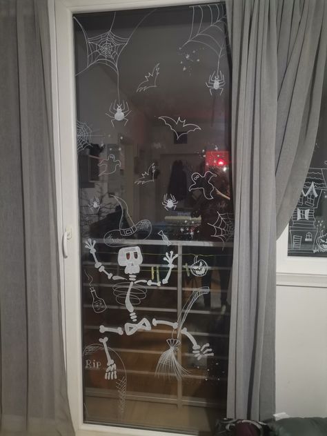 Halloween Chalk Marker Window, Halloween Window Chalk Art, Halloween Window Drawing, Window Art Drawing, Window Marker Art, Halloween Window Painting Ideas, Window Chalk Art, Halloween Window Art, Window Drawings