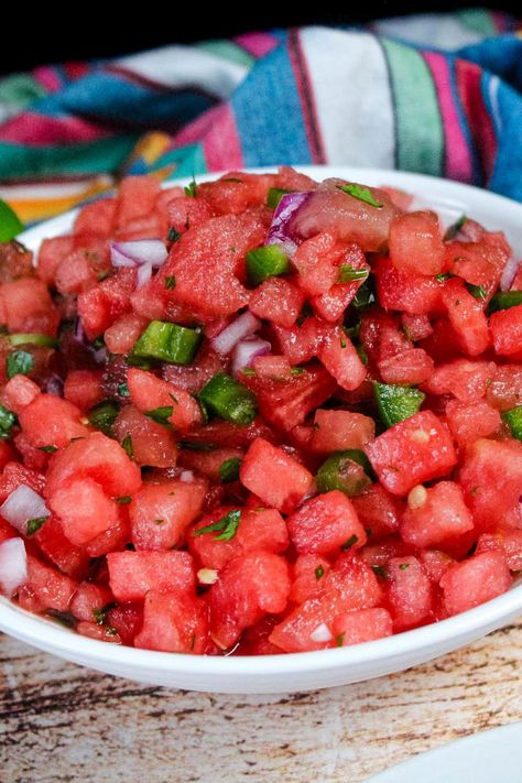 Spicy Watermelon Salsa Watermelon Salsa Recipe, Fresh Salsa Recipe, Easy Potluck, Watermelon Salsa, Spicy Appetizers, Sweet Watermelon, Fruit Salsa, Pot Luck, Fresh Watermelon