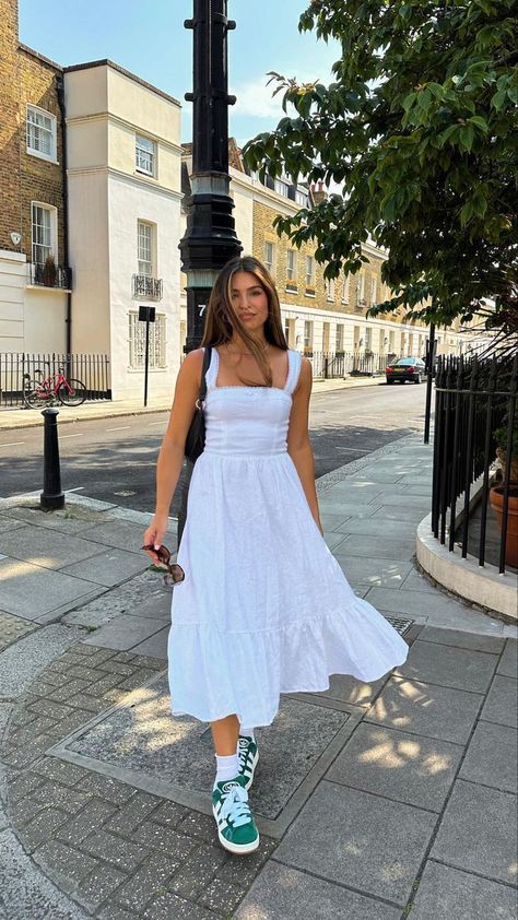 How To Style A White Dress, White Summer Dress Outfit, Summer City Outfits, Elegantes Outfit Damen, Chic Work Outfits Women, Summer Office Outfits, Elegant Classy Outfits, Uk Trip, Style Désinvolte Chic