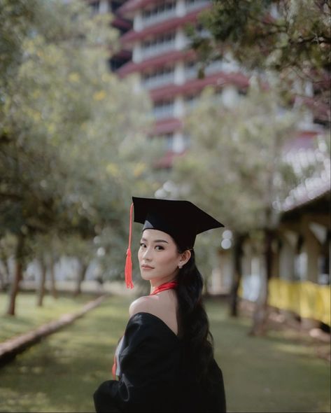 Graduation Concept Photo, Convo Pose Ideas, College Graduation Pictures Poses Photo Shoots Cute Ideas, Graduation Photoshoot Outdoor, Convocation Pose Photo Ideas, Graduation Outdoor Photoshoot, Pre Convo Photoshoot Idea, Graduation Ideas Photoshoot, Senior Cap And Gown Photos