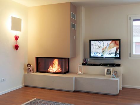 Caminetto moderno ad angolo con panca e ampia visione del fuoco – Michelin Caminetti Fireplace Modern Design, Design Camino, Apartment Decorating Living, Home Fireplace, Modern Fireplace, Kitchen Furniture Design, Living Room With Fireplace, Creative Home, Luxury Living Room