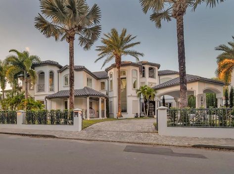 Costal Beach Mansion Exterior, Beach Side Mansion, Florida Mansions Luxury, Mansion In Florida, Mc House, Tampa Homes, Florida Villas, Florida Mansion, Beach Mansion