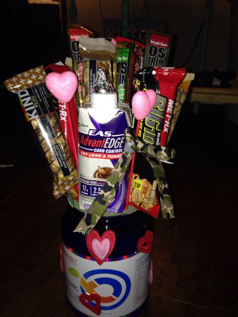 Made this "bro" quet for my boyfriend. He loves to go to the gym so I made an all protein bouquet. Gym Bouquet, Weight Watchers Tips, Gym Gifts, Go To The Gym, Life Hacks For School, Grad Gifts, Your Boyfriend, School Hacks, Diy Hacks