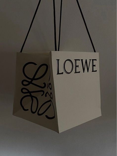 Creative Luxury Packaging, Luxury Bag Packaging, Creative Paper Bag Design, Luxury Shopping Bag, Luxury Paper Bag, Jewelry Packaging Design, Shopping Bag Design, Paper Bag Design, Luxury Packaging Design