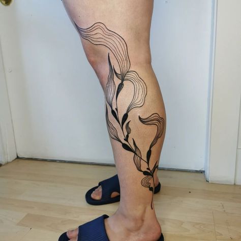 Leopold 🌙 on Instagram: “Big custom seaweeds!! Thank you so much for bringing me this idea, and sitting like an absolute champ!! . Partial stencil, partial…” Kelp Arm Tattoo, Seaweed Leg Tattoo, Kelp Forest Tattoo, Seaweed Tattoo Design, Algae Tattoo, Kelp Tattoo, Seaweed Tattoo, Beachy Tattoos, Stomach Tattoo