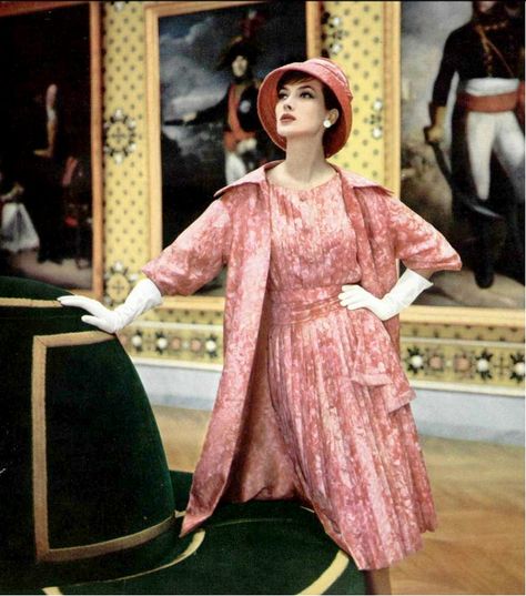 1959 Rose Marie in Dior rose silk print pleated dress and matching coat, photo by Philippe Pottier at Château de Versailles 1959 Fashion, Print Pleated Dress, Dior Dresses, Charles James, Vintage Suit, Dior Collection, Fifties Fashion, Rose Marie, Look Retro