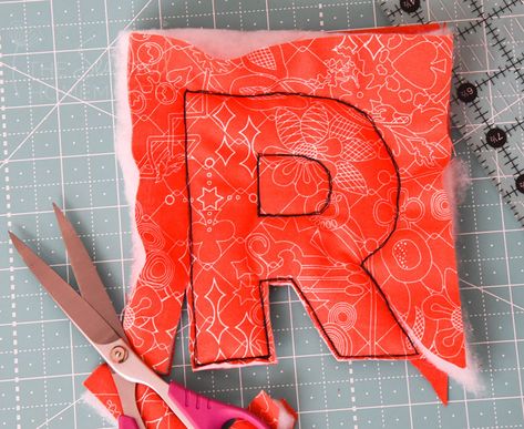 Fabric Alphabet Letters, Sewing Letters, Fabric Alphabet, Diy Letters, Quick Diy, Baby Sewing Projects, Fabric Letters, Fabric Toys, Small Sewing Projects