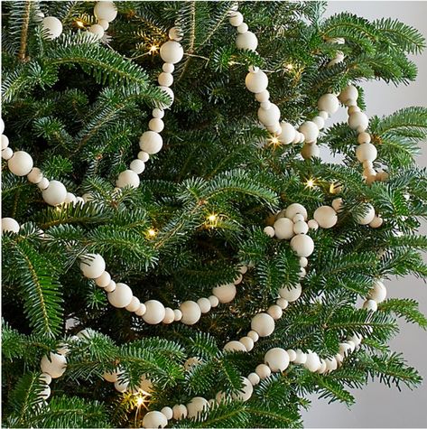 Wood bead garland strung on a tree Bead Garland Christmas Tree, Natal Natural, Christmas Tree Beads, Diy Christmas Garland, Scandinavian Christmas Decorations, Wooden Bead Garland, Christmas Tree Garland, Tree Garland, Natural Christmas