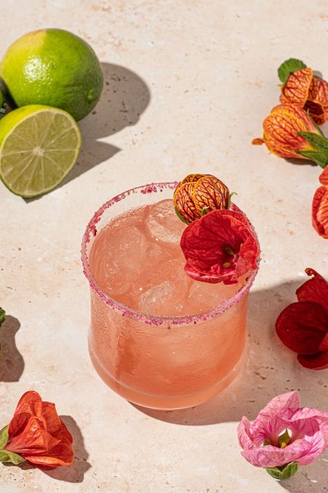 Margarita With A Twist, Wild Flower Party Food, Hibiscus Margarita Recipe, Thumbelina Wedding, Botanical Drinks, Floral Margarita, Flower Cocktails, Flower Drinks, Floral Drinks