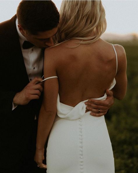 Wedding Photo Inspiration LOVE (@wedding.photo.inspiration) • Instagram photos and videos Golden Hour Pics, Wedding Golden Hour, Photo Inspiration Instagram, Wedding City Hall, Golden Hour Wedding, Farm Wedding Photos, Wedding Fotos, Love Celebration, Bride Pictures