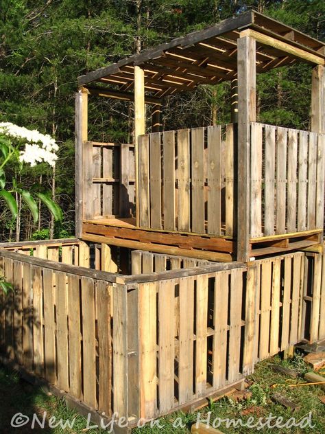 Pallet Fort Diy Paintball Course, Paintball Course, Pallet Fort, Outdoor Forts, Backyard Fort, Pallet Playhouse, Play Fort, Paintball Field, Kids Forts