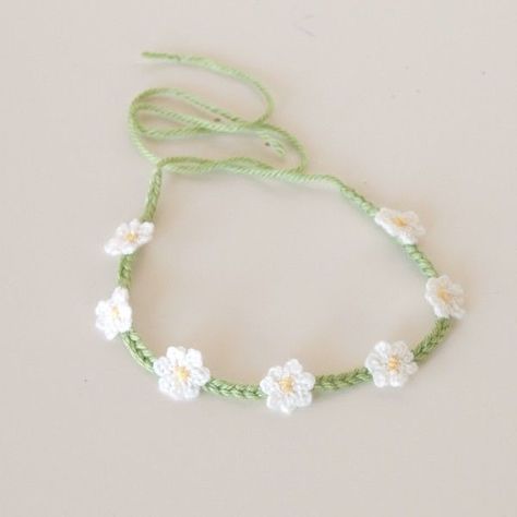 Headband Crochet Ideas, Crocheted Hair Accessories, Crochet Daisy Chain, Crochet Accessories Jewelry, Knit Daisy, Crochet Hair Tie, Crochet Photography Props, Crochet Photography, Crochet Flower Headbands