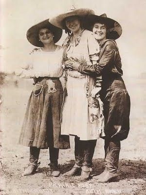 Cowgirl up! Women In Hats, Cowgirl Photo, Cowgirl Art, Rodeo Cowgirl, Wilde Westen, Into The West, Cowboy Girl, Vintage Cowgirl, Three Women