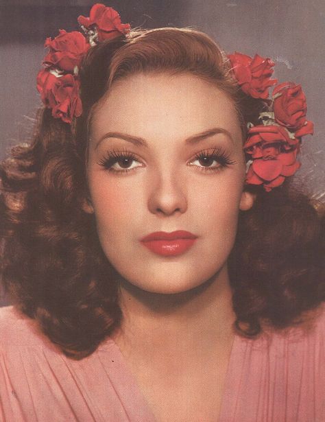 linda darnell 1940s Hair, Linda Darnell, 1940s Photos, Vintage Hairstyles Tutorial, 1940s Hairstyles, Film Stars, Celebrity Travel, Wedding Art, Golden Age Of Hollywood