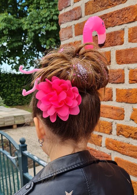 Flamingo summer glitter hairstyle Flamingo Crazy Hair Day, Flamingo Hairstyle, Summer Bun, Flamingo Hair, Kids Easter Hairstyles, Galaxy Hair, Easter Hairstyles For Kids, Wacky Hair Days, Fairy Hair