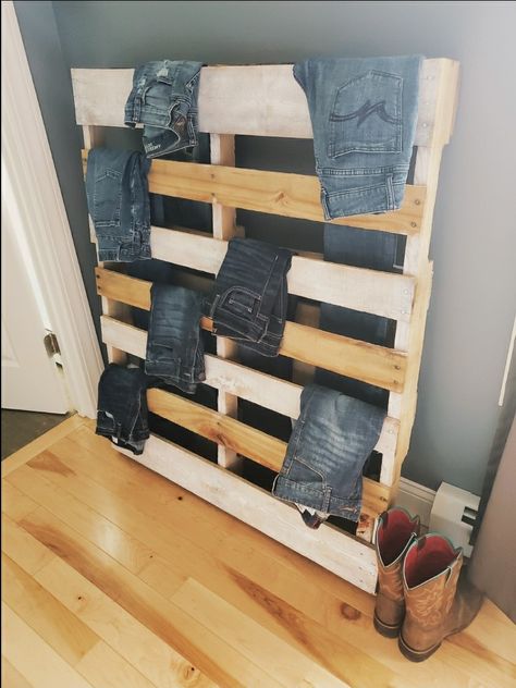 Diy Western Shoe Rack, Country Bed Ideas, Western Shoe Rack, Western Organization, Jean Rack, Shed Room Ideas, Jean Wall, Western Room Ideas, Girls Closet Organization