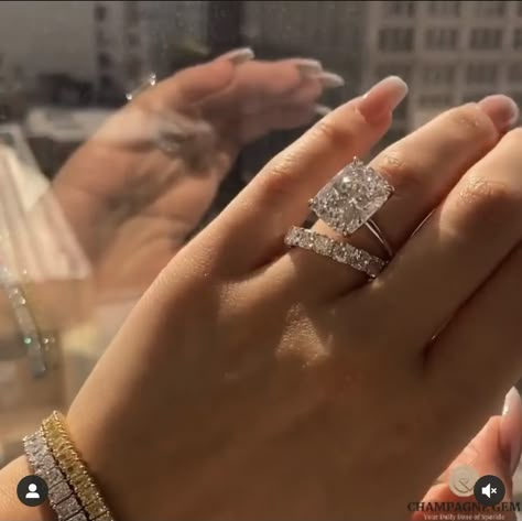 Big Rings Wedding, Big Engagement Rings Silver, Big Sparkly Engagement Rings, Wedding Ring Extravagant, Flashy Wedding Rings, Bougie Ring, Gold Wedding Rings Big, Big Rock Engagement Ring, Luxury Engagement Rings Expensive Taste