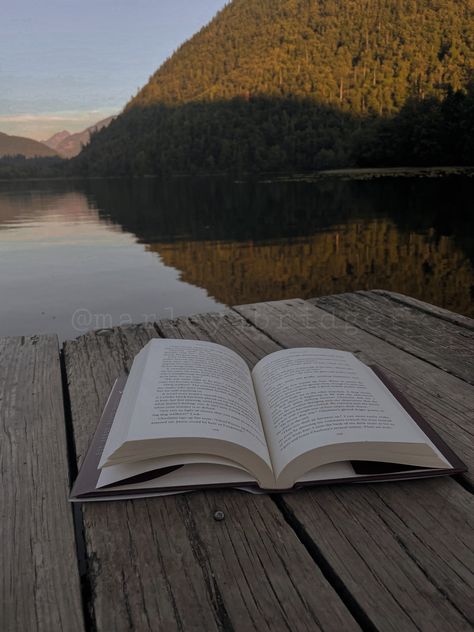 Books In Nature Aesthetic, Outdoor Reading Aesthetic, Tom Lake Aesthetic, Autumn Lake Aesthetic, Reading Aesthetic Summer, Lake Dock Aesthetic, Autumn Reading Aesthetic, Muskoka Aesthetic, Chill Mood Aesthetic