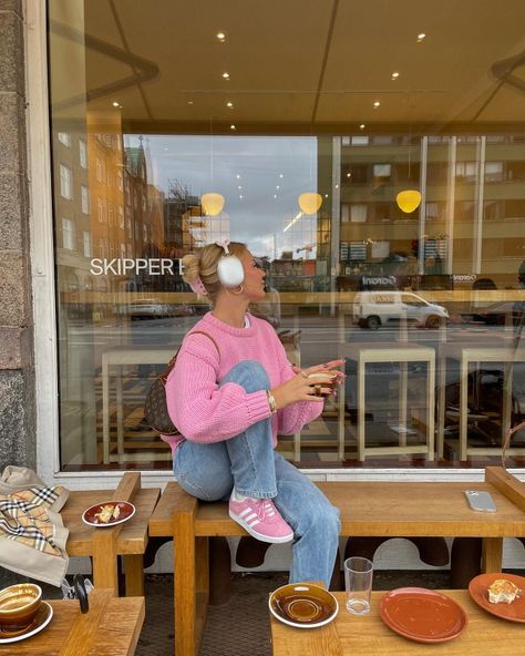 Colorful Sneakers Outfit, Pink Sambas, Pink Sneakers Outfit, Pink Sweater Outfit, Pink Gazelles, Adidas Gazelle Outfit, Looks Adidas, Campus Outfit, Samba Outfit