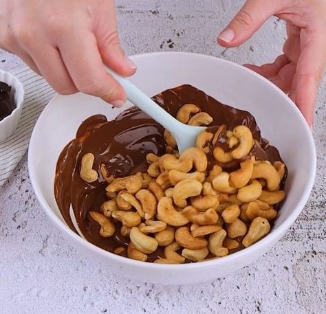 Chocolate cashew: an easy & healthy treat for any occasion Crunch Bars Recipe, Chocolate Cashew, Almond Brittle, Chocolate Crunch, Walnut Cookies, Frozen Chocolate, Healthy Treat, Chocolate Nuts, Sweet Treats Recipes