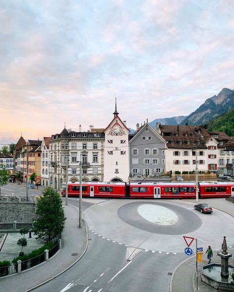 Dave Muñoz 🇨🇭 on Instagram: “🌄 the last sunlight over Chur 🖤 #myfavoriteviewofchur  #Chur #graubünden #switzerland #davecodex” Chur, Switzerland, House Styles, On Instagram, Instagram