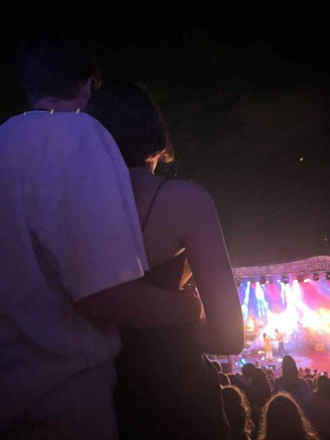 Couple pics in a concert boyfriend girlfriend madly in love weekend concert Ariana Grande Selena Gomez art Cute Couple Aesthetic Faceless, Cute Faceless Couple Pictures, Relationship Aesthetic Faceless, Faceless Couple Aesthetic, Faceless Couple Pictures, Bf Summer, Gf Pictures, Couple Faceless, I Want Love