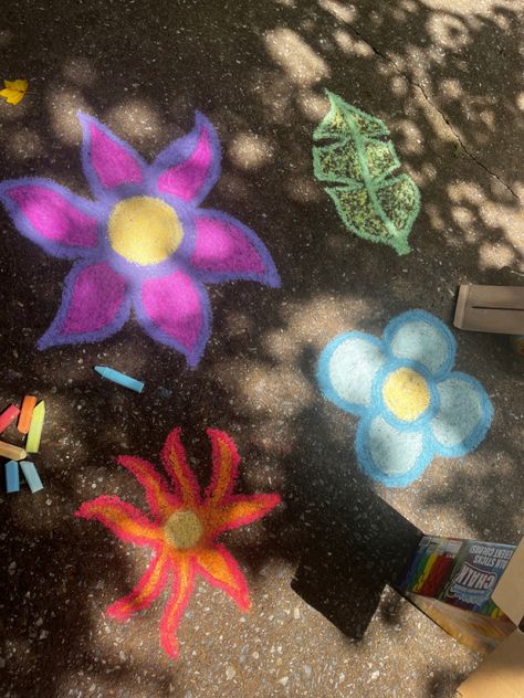 East Chalk Art, Chalk Driveway Ideas, Driveway Flowers, Chalk Driveway, Driveway Chalk, Chalk Flowers, Chalk Designs, Fun Chalk Art, Chalk Ideas