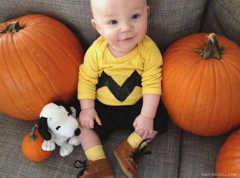 Charlie Brown for Halloween + 22 other bald baby costumes Charlie Brown Baby, Charlie Brown Costume, Baby Boy Halloween, Charlie Brown Halloween, Baby Kostüm, Baby First Halloween, Diy Kostüm, Boy Halloween Costumes