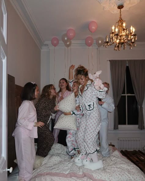 Pj party 🧸🎀🎈 Girls Pijama Party Idea, Cabin Pajama Party, 30th Birthday Spa Day, Hoco Sleepover Ideas, Pj Party Baby Shower Theme, Slumber Party Birthday Theme, Boujee Sleepover, Self Care Theme Party, Cute Party Aesthetic