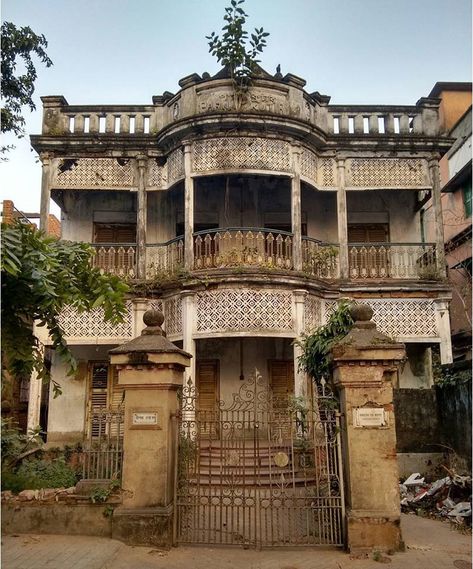 Hyderabad Houses, Kolkata Houses, Home Makeover Exterior, Home Ideas Exterior, Traditional Indian Houses, Exterior Home Makeover, Old House Design, Indian House Exterior Design, Home Remodeling Exterior